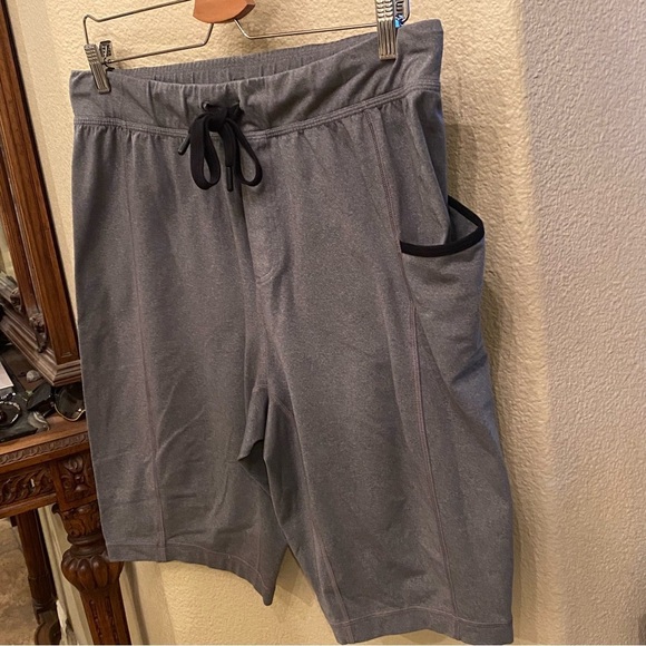 LULULEMON Men Gray Athletic Shorts Size Large - Picture 2 of 6